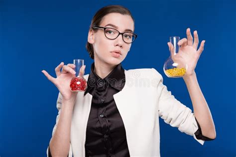 Ragazza Con Le Provette Fotografia Stock Immagine Di Scienziato