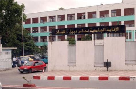 طالب يقتحم إقامة جامعية للبنات للقاء عشيقته ويحاول دخول غرفتها في