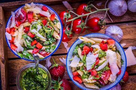 Pasta Salat Mit Spinat Erdbeeren Ninakocht De