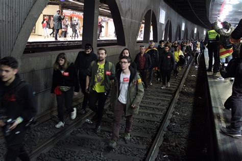 Los estudiantes ocupan las vías del tren en la estación de plaza