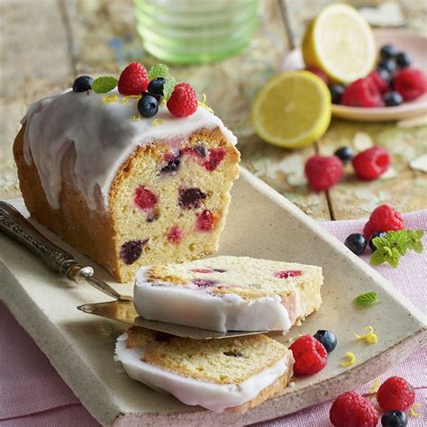 Bizcocho de frutas rojas con glaseado de limón