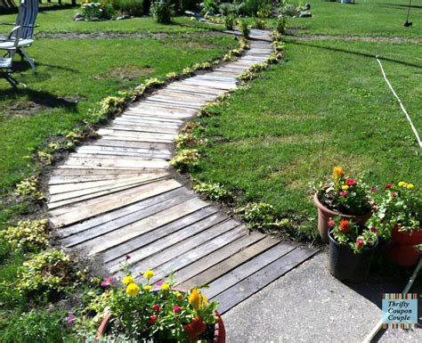 Pallet Walkway Garden Walkway Lawn And Garden Pallets Garden