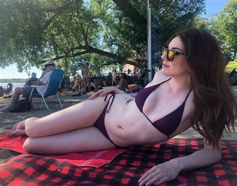 7 Hot Sexy Rachel Gilmore Bikini Pics