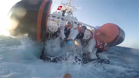 Migranti Due Naufragi Al Largo Di Lampedusa Due Morti E Una Trentina