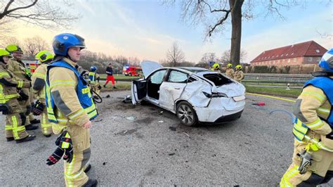 Viel Tempo Und Alkohol Tesla Fliegt Bei A Unfall Aus Der Kurve Shz