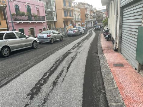 L Etna Erutta E Taormina Si Ricopre Di Cenere Pietre E Lapilli