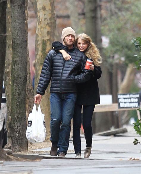 Jake Gyllenhaal Taylor Swift Scarf - NancySpitzer