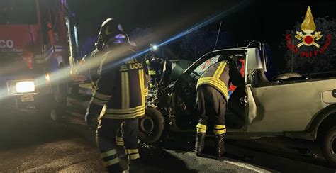 Incidente Stradale In Sardegna Scontro Tra Auto E Bus Un Morto