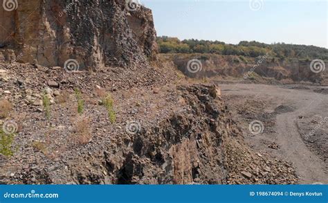 Cavidade Em Terreno Rochoso - Estrutura De Solo Rochoso Numa Pedreira Mineira. Foto de Stock - Imagem ...