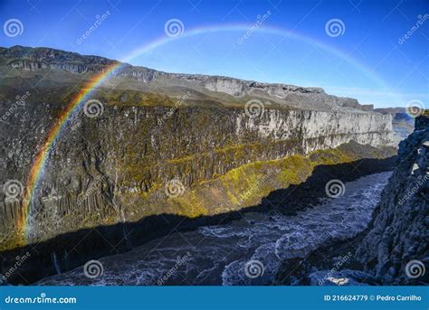 Tobendes Wasser Und Die Farben Eines Regenbogens Durch Einen Canyon