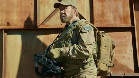 Agent Recon Chuck Norris Se V Vrací Do Akce V Traileru Akční Sci Fi S