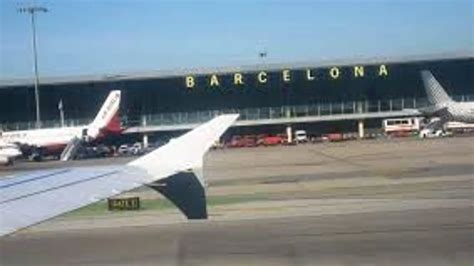 Un Avión Aterriza De Emergencia En El Aeropuerto Del Prat De Barcelona