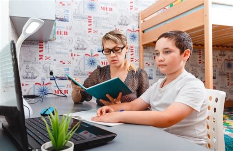 Madre Ayudando A Su Hijo En La Tarea Foto Premium