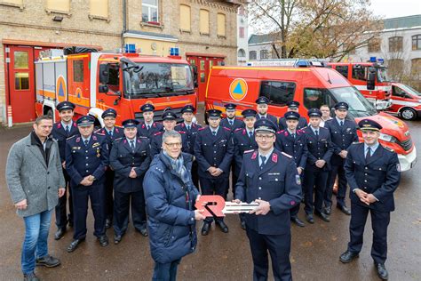 B Rgermeister Bergibt Zwei Neue Fahrzeuge F R Den Katastrophenschutz