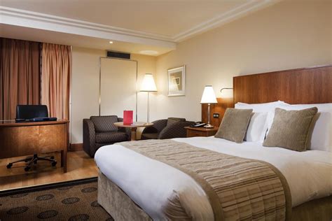 Top 5 Hotels Near Heathrow Airport with On-site Parking – Day out in London