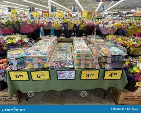 Food Lion Grocery Store Interior Large Easter Display Editorial Stock