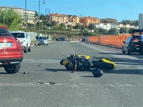 Terribile Scontro Tra Auto E Moto 25enne In Gravi Condizioni