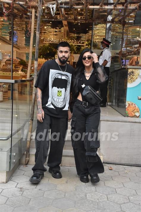 Shruti Haasan spotted with her boyfriend at foodhall in Khar Photo