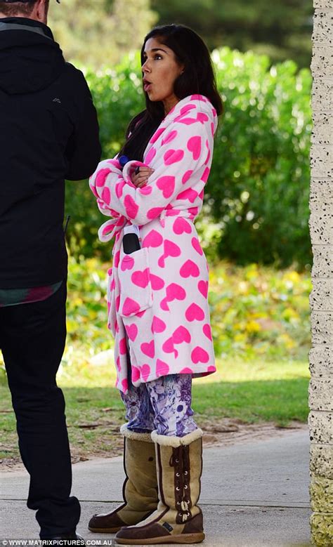 Sarah Roberts Shows Off Her Bikini Body On Home And Away Daily Mail Online