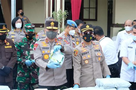 Isak Tangis Ayah Mantan Kapolres Bukittinggi Hingga Pernah Tolak Uang