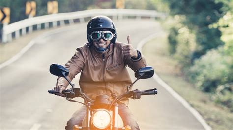 Homem Andando De Moto Em Uma Estrada No Estilo De Vida Liberdade No