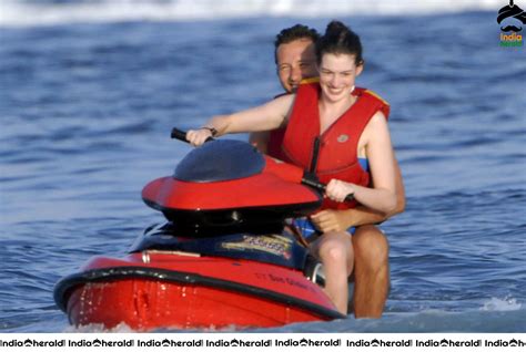 Anne Hathaway Hot Bikini Candids In Italy Set 1