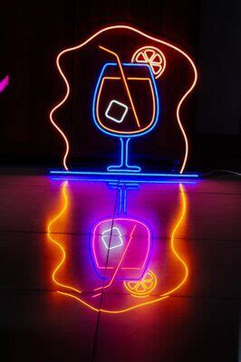 Гибкий неон: светящиеся ленты для вывесок наружной и интерьерной рекламы