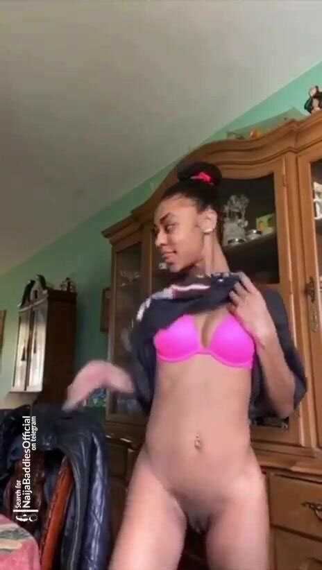 Pretty fat pussy ebony teen sneaks to show her pussy ThisVid 中文