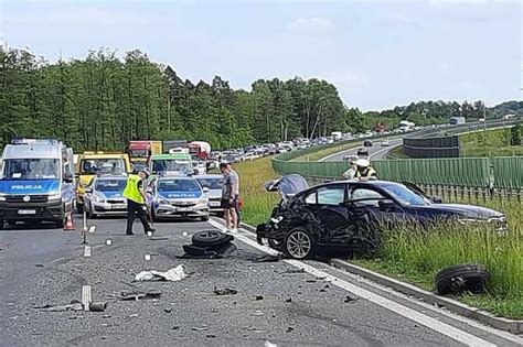 Gro Ny Wypadek Na S Rozp Dzone Auto Wjecha O W Nieoznakowany Radiow Z