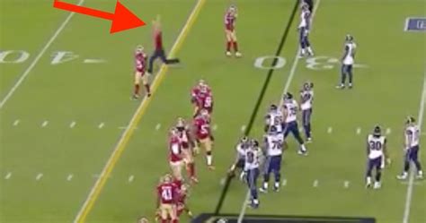 Streaker Interrupts Nfl Game And Radio Announcer Kevin Harlan Goes Wild Huffpost Sports