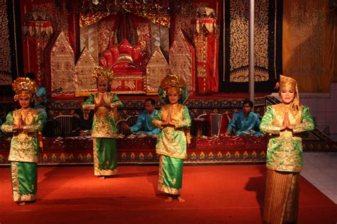 Bukittinggi Minangkabau Dance Tari Pasambahan A Photo On Flickriver