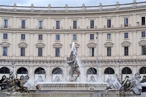 Fontana Delle Naiadi En Piazza Della Repubblica Roma Italia Europa