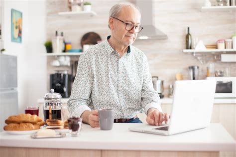 Ltimo Homem Sorrindo E Usando O Laptop Na Cozinha Vida Di Ria Do