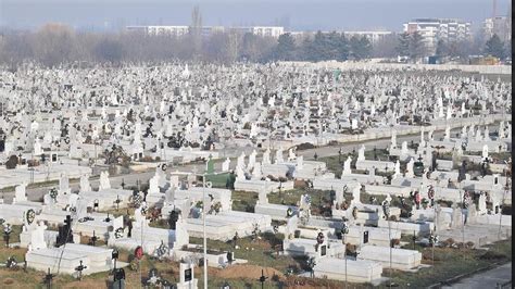 Vor fi dezgropați 11 000 de morți din Cimitirul Municipal din Oradea