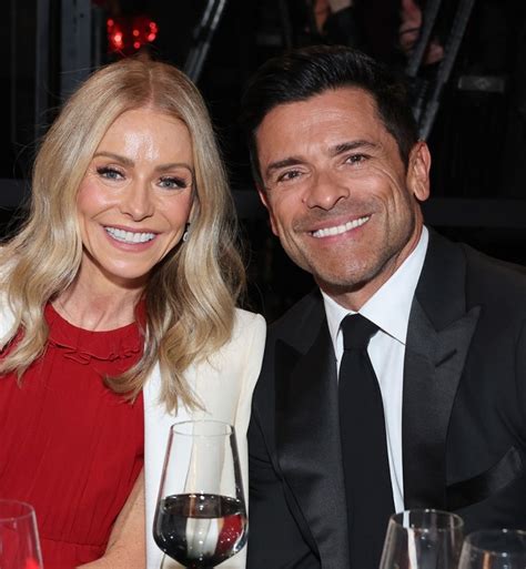 Kelly Ripa Photoshops Mark Consueloss Steamy Swim Pic Purewow