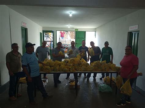 Prefeitura De Bandeirantes Faz Entrega De Cestas Natalinas Aos