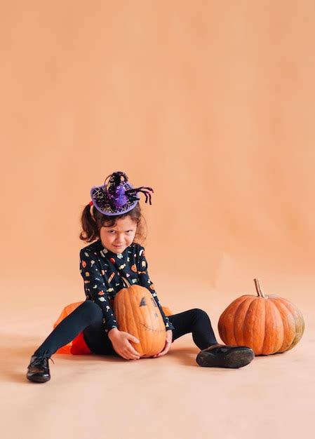 Chica Feliz Disfrazada De Bruja Para Halloween Foto Premium