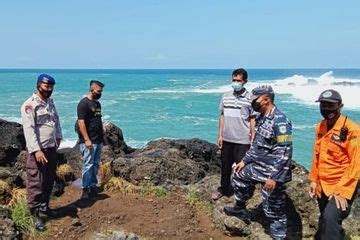 Hendak Swafoto Di Tepi Karang Pantai Menganti Wisatawan Terseret Ombak