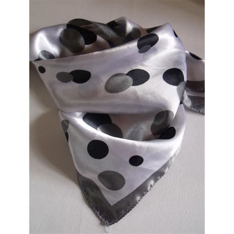 Foulard Femme Carr Satin Pois Noir Et Blanc Cdiscount Pr T Porter