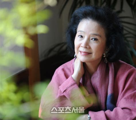 배우 윤정희 파리서 알츠하이머 투병 중 별세향년 79세