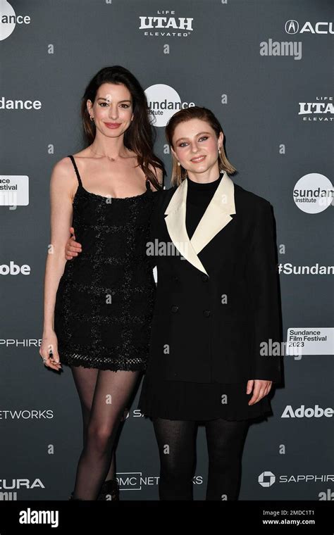 Anne Hathaway Y Thomasin Mckenzie Asisten Al Estreno De Eileen Del