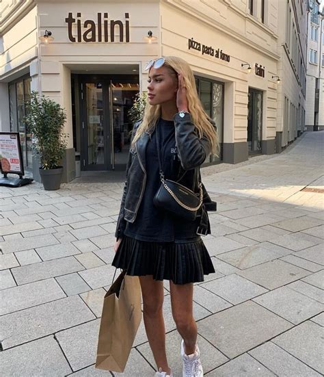 Hot Sexy Sophie Lilian Bikini Pics