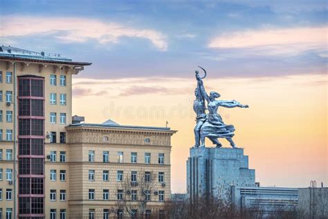 El Del Monumento El Trabajador Y El Koljosiano De La Mujer En Moscú