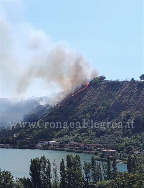 Due Incendi A Pozzuoli Fiamme A Licola Borgo E Sul Lago Daverno Le