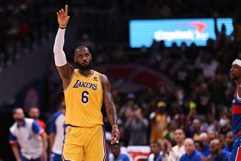 LeBron inicia su año 20 en la NBA con el récord de Abdul Jabbar al alcance