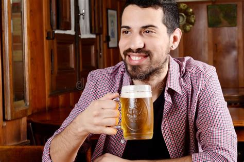 Cerveja Bebendo Do Homem Latino Em Uma Barra Foto De Stock Imagem De