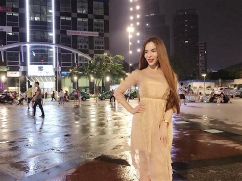 Hot girl Linda chuyển giới chia sẻ ảnh mặt biến dạng sau khi nạo silicon