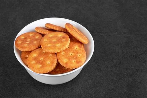 Premium Photo Round Salted Cracker