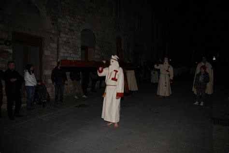 In Tanti Alla Processione Del Venerd Santo Ad Assisi Diocesi Di