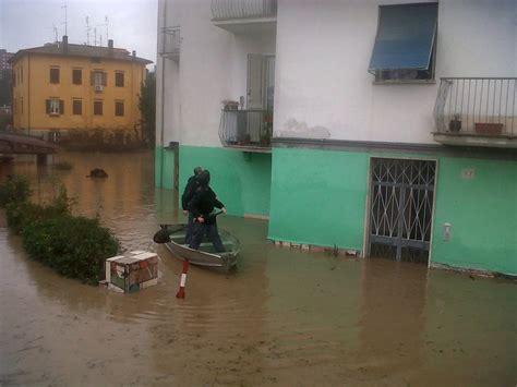 Alluvione Lampo A Roma Citt Sott Acqua Le Drammatiche Immagini Del